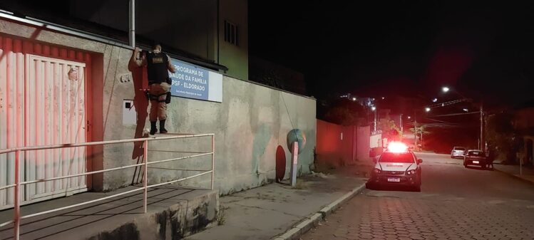 homem-arromba-psf-no-sao-pedro-e-furta-estatua-do-galo