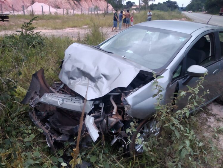 colisao-entre-carro-e-van-deixa-um-ferido-na-mg-434