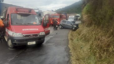 carro-bate-de-frente-com-caminhao-e-deixa-tres-vitimas-na-br-381