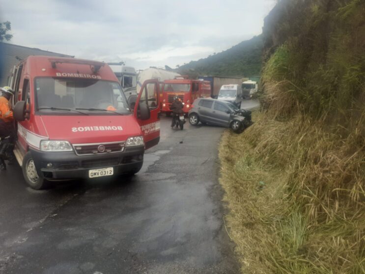carro-bate-de-frente-com-caminhao-e-deixa-tres-vitimas-na-br-381