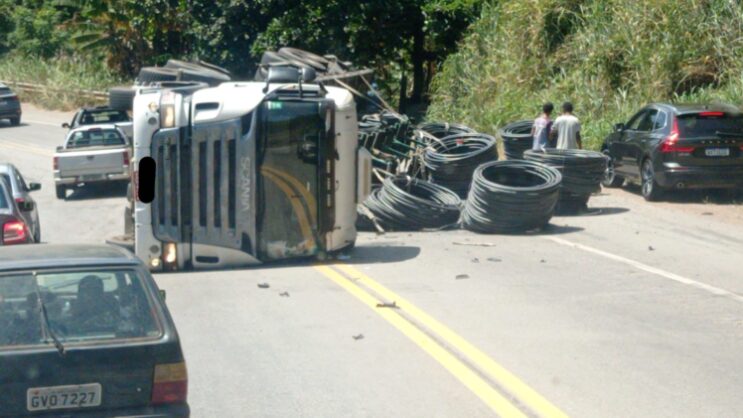 carreta-tomba-e-interdita-parcialmente-a-br-381-em-sabara