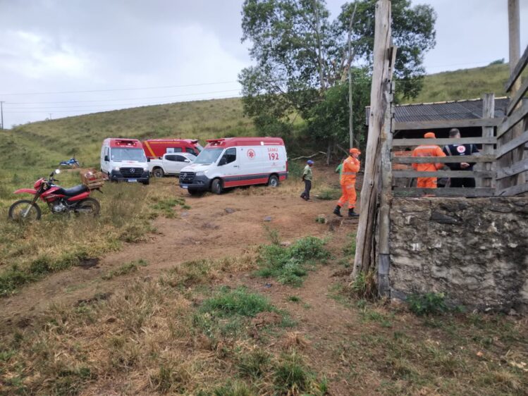 caseiro-e-encontrado-morto-em-curral-de-fazenda-na-br-262