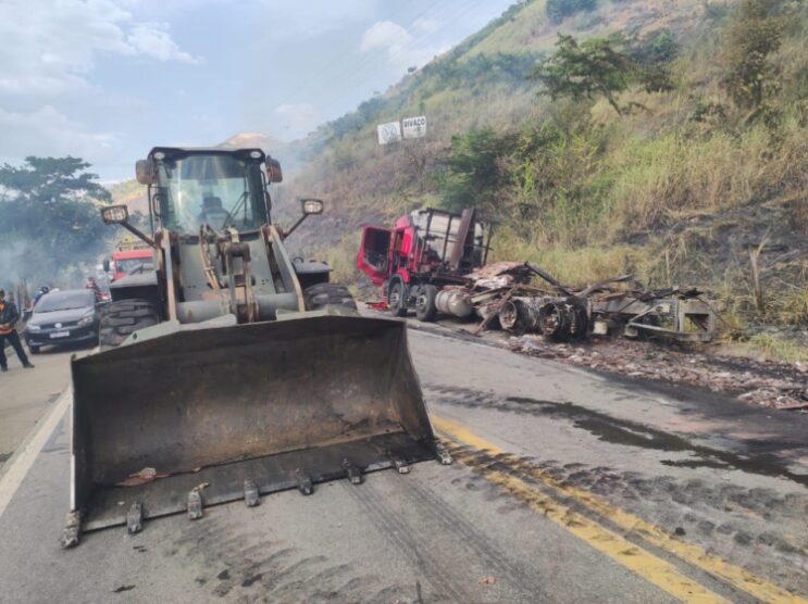 carreta-pega-fogo-e-interdita-br-381-no-vale-do-aco