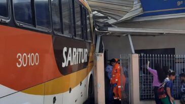 onibus-invade-unidade-da-pm-apos-motorista-passar-mal