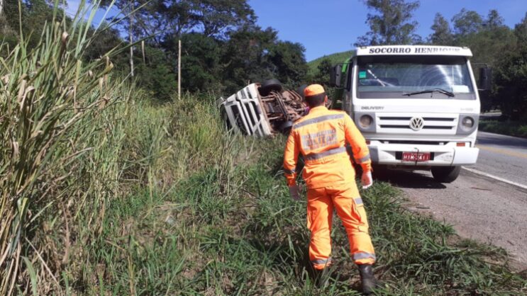 carreta-tomba-com-bobinas-de-arame-na-br-381-em-barao