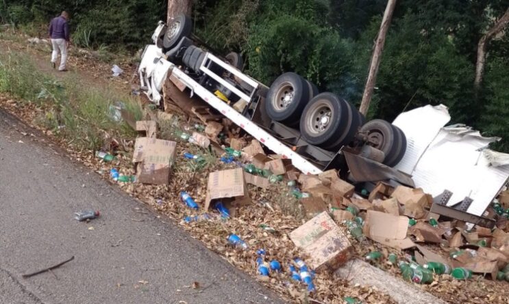 caminhao-capota-e-motorista-morre-na-br-381-em-nova-era
