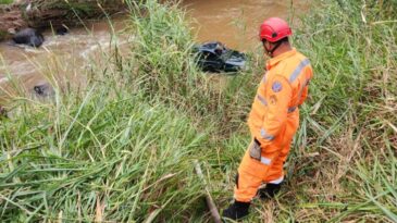 carro-capota-dentro-de-rio-e-quatro-pessoas-ficam-feridas