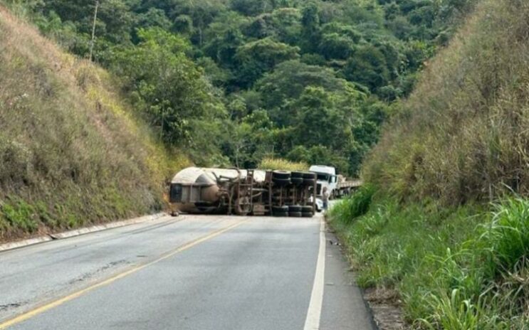 estrada-de-nova-era-e-interditada-devido-acidente-com-carreta