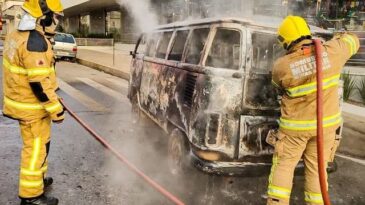 kombi-e-consumida-pelo-fogo-em-guanhaes