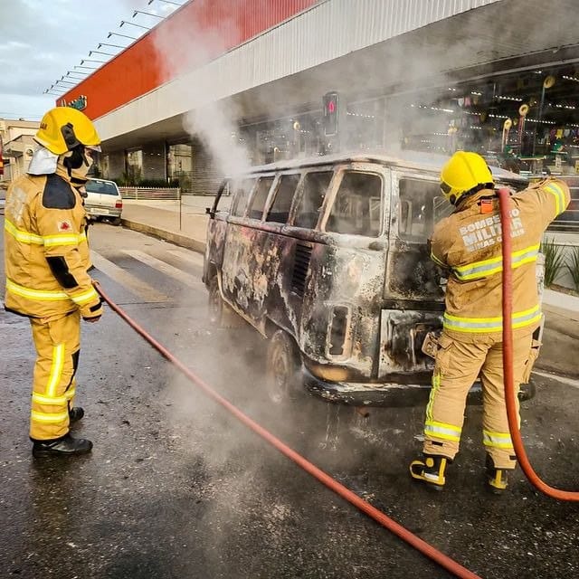 kombi-e-consumida-pelo-fogo-em-guanhaes
