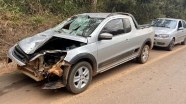 saveiro-fica-destruida-ao-colidir-com-cavalo-na-pista