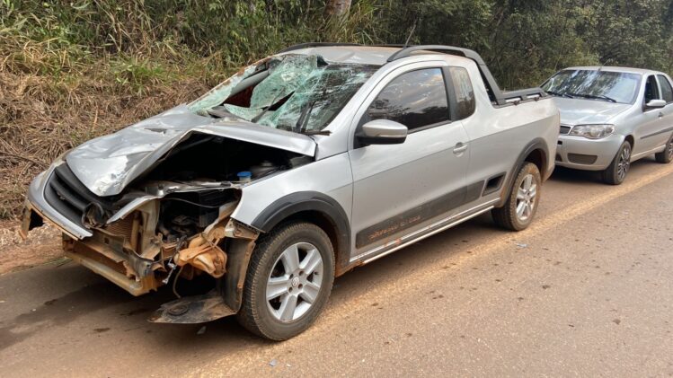 saveiro-fica-destruida-ao-colidir-com-cavalo-na-pista