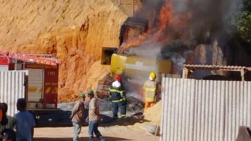 retroescavadeira-pega-fogo-no-bairro-gabiroba