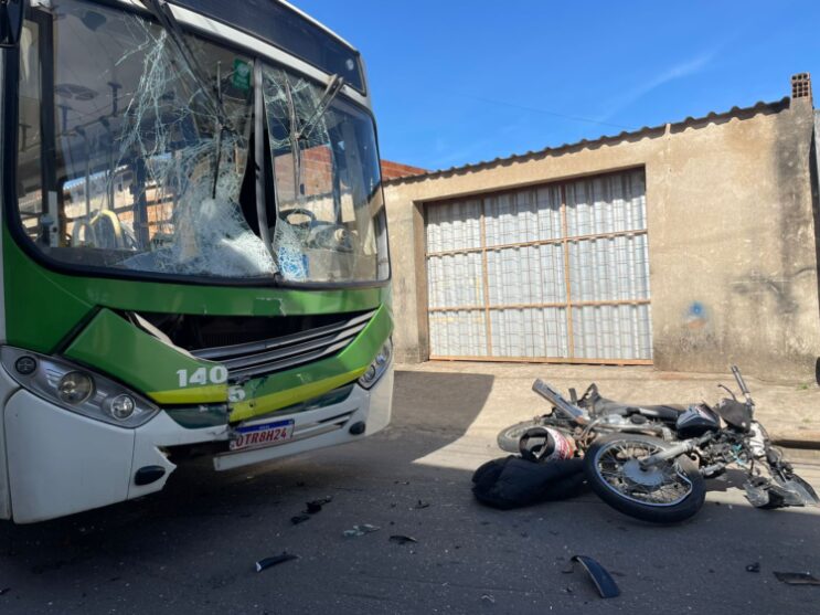 motociclista-e-socorrido-em-estado-grave-apos-colisao-frontal-com-onibus