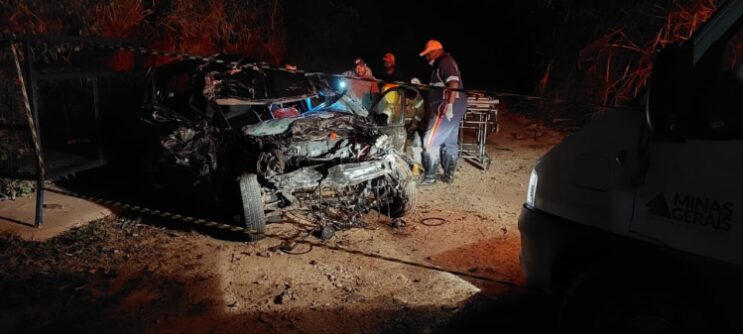Colisão deixa vítima presa às ferragens na MG-129, em Itabira