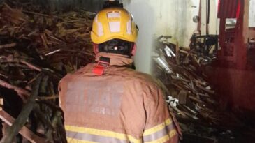 bombeiros-sao-acionados-para-combater-incendio-em-madeireira