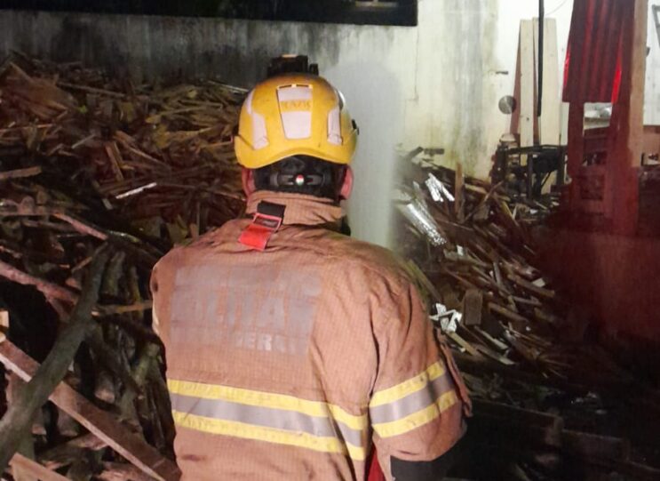 bombeiros-sao-acionados-para-combater-incendio-em-madeireira