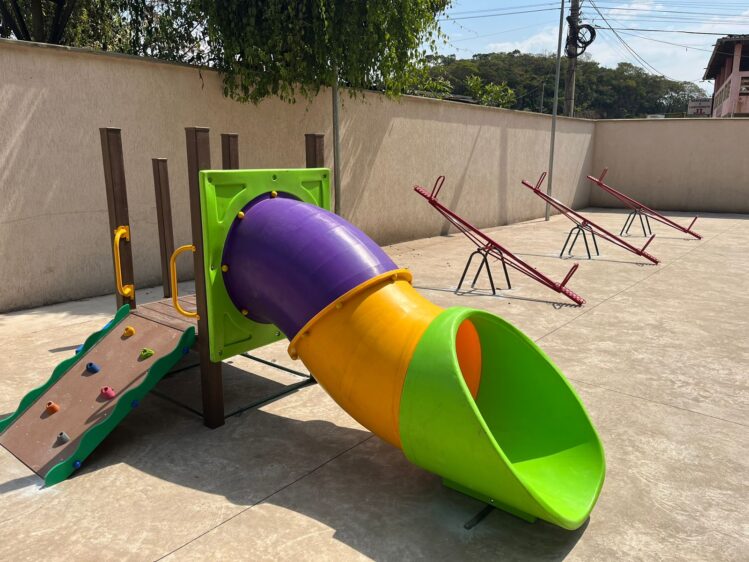 prefeitura-instala-novos-brinquedos-nas-escolas-municipais