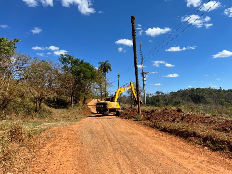 prefeitura-inicia-asfaltamento-da-estrada-que-liga-o-una-a-br-381