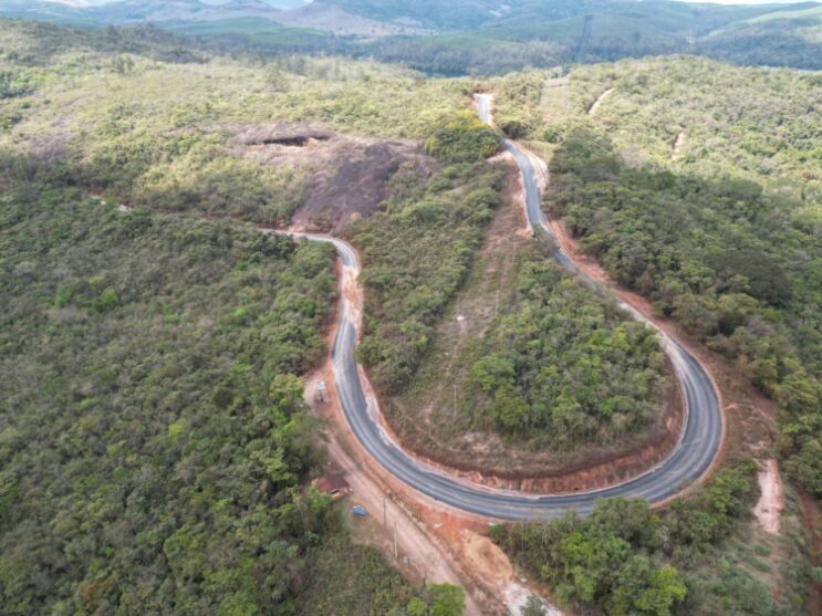 estrada-de-peti-comeca-a-receber-pavimentacao-asfaltica