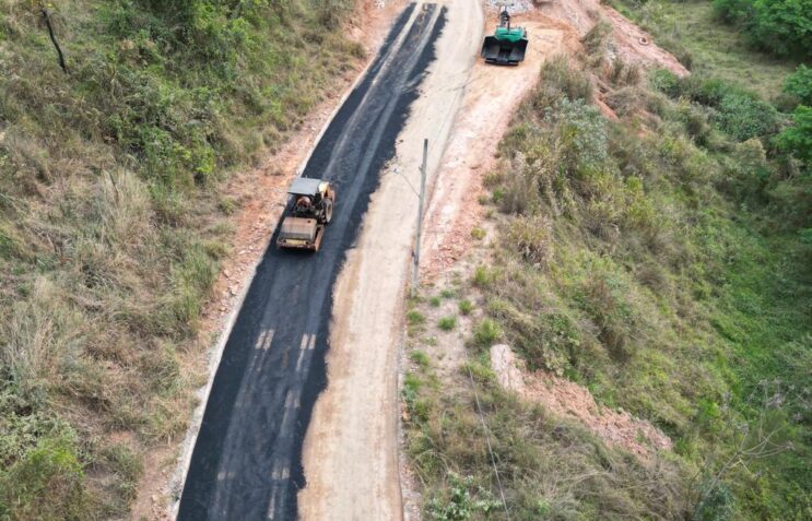 prefeitura-asfalta-acesso-secundario-ao-bairro-vale-do-ouro