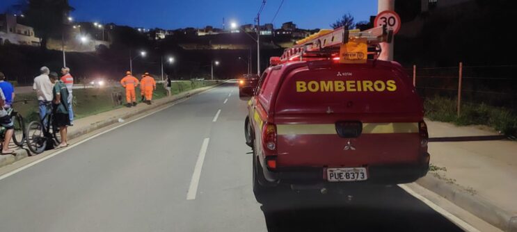 carro-cai-em-canal-da-avenida-integracao-em-itabira