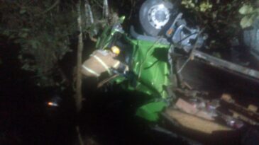 casal-fica-ferido-apos-caminhao-capotar-na-br-381-em-barao