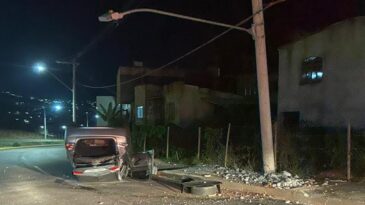carro-bate-em-poste-e-capota-na-avenida-machado-de-assis