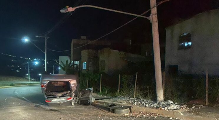 carro-bate-em-poste-e-capota-na-avenida-machado-de-assis