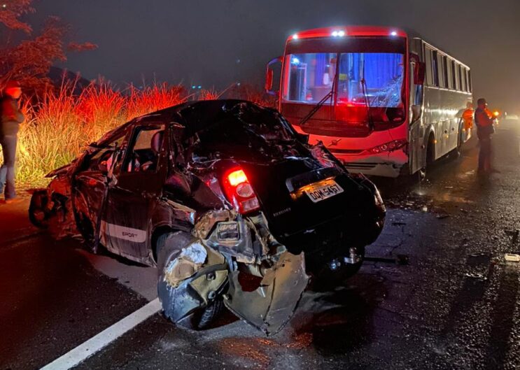 colisao-entre-carro-e-onibus-deixa-tres-feridos-na-br-381