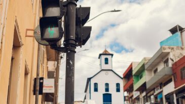 no-meio-do-caminho-tinha-um-drummond-semaforos-ganham-contorno-do-poeta