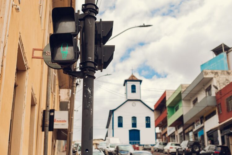 no-meio-do-caminho-tinha-um-drummond-semaforos-ganham-contorno-do-poeta