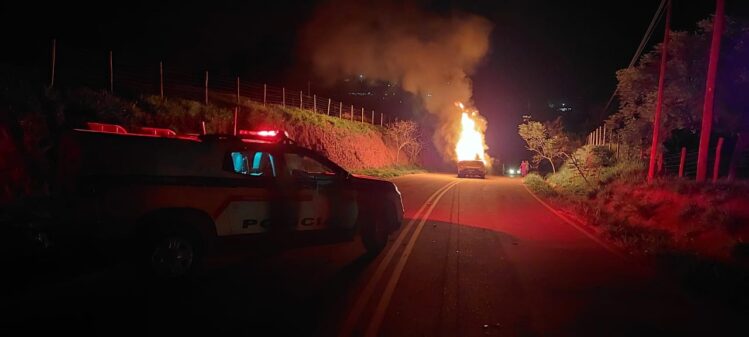 mulher-tem-o-carro-incendiado-apos-acidente-fatal-em-itabira