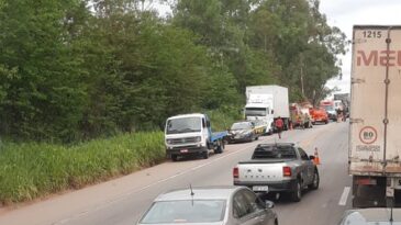 colisao-entre-carro-e-carreta-deixa-feridos-na-br-381-em-ravena