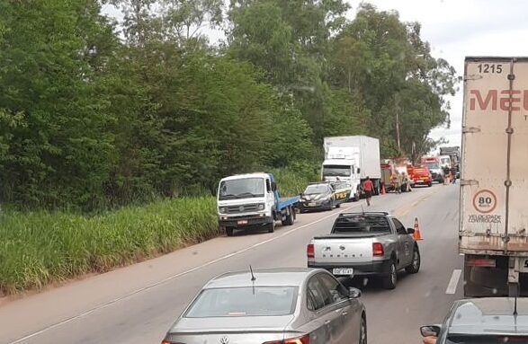 colisao-entre-carro-e-carreta-deixa-feridos-na-br-381-em-ravena