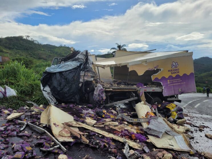 colisao-entre-carreta-e-caminhao-provoca-morte-na-br-381