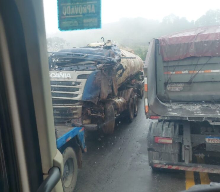 transito-e-liberado-na-br-262-apos-acidente-com-carreta