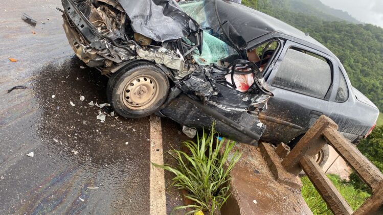 caminhao-desgovernado-provoca-engavetamento-na-ponte-torta