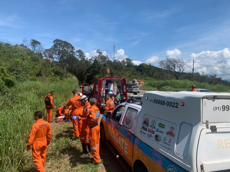 carro-cai-em-ribanceira-e-deixa-tres-feridos-na-br-381-em-caete