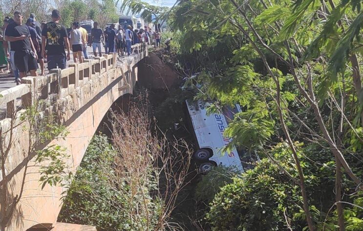 acidente-entre-onibus-e-caminhonete-deixou-ao-menos-8-mortos-em-minas