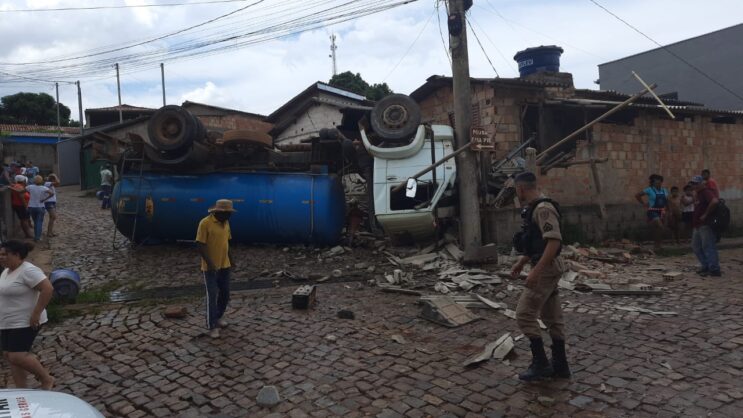 caminhao-desgovernado-atinge-residencias-e-veiculos-em-catas-altas