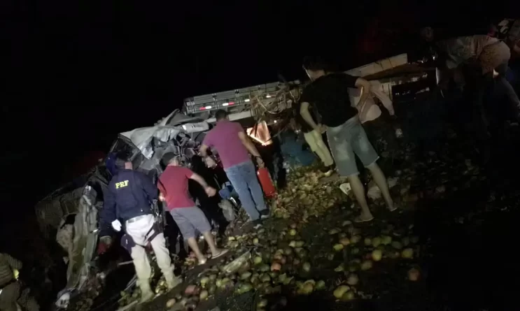 acidente-entre-onibus-e-caminhao-deixa-25-mortos-na-bahia