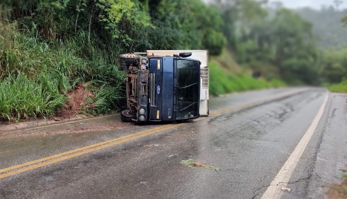 caminhao-tomba-e-carro-despenca-de-ribanceira-na-mgc-120