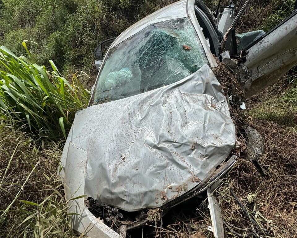 corolla-cai-em-ribanceira-e-tres-pessoas-ficam-feridas-em-itabira