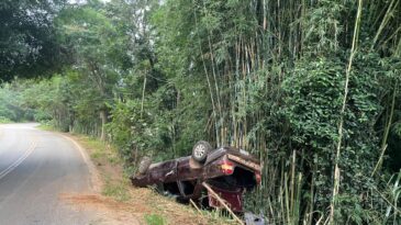 capotamento-deixa-quatro-feridos-na-estrada-de-ipoema