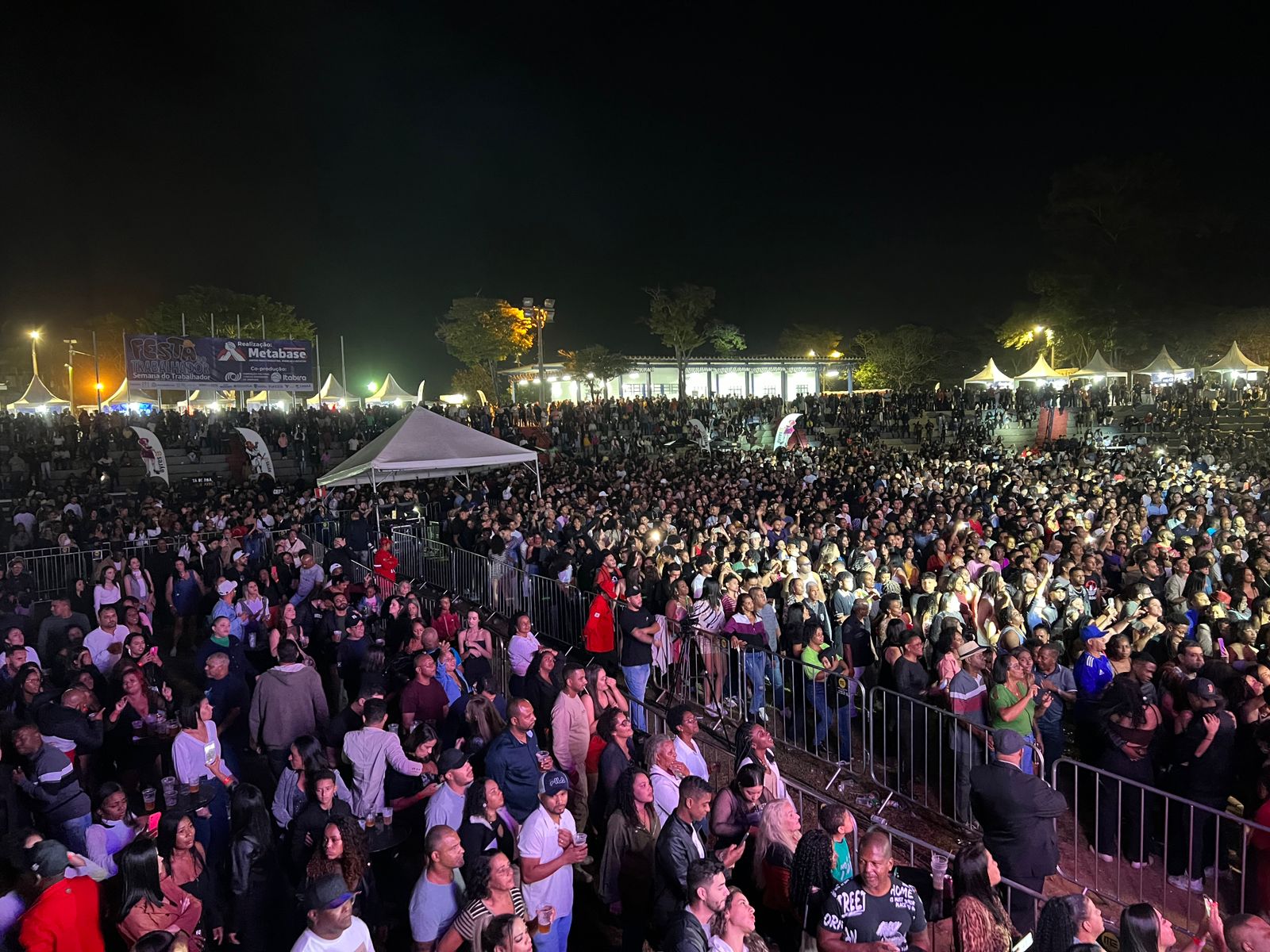 xande-de-pilares-reune-multidao-na-semana-do-trabalhador