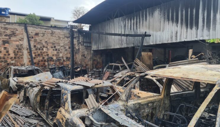 incendio-em-oficina-destroi-mais-de-dez-veiculos