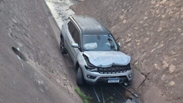 jeep-despenca-no-canal-da-av-carlos-de-paula-andrade