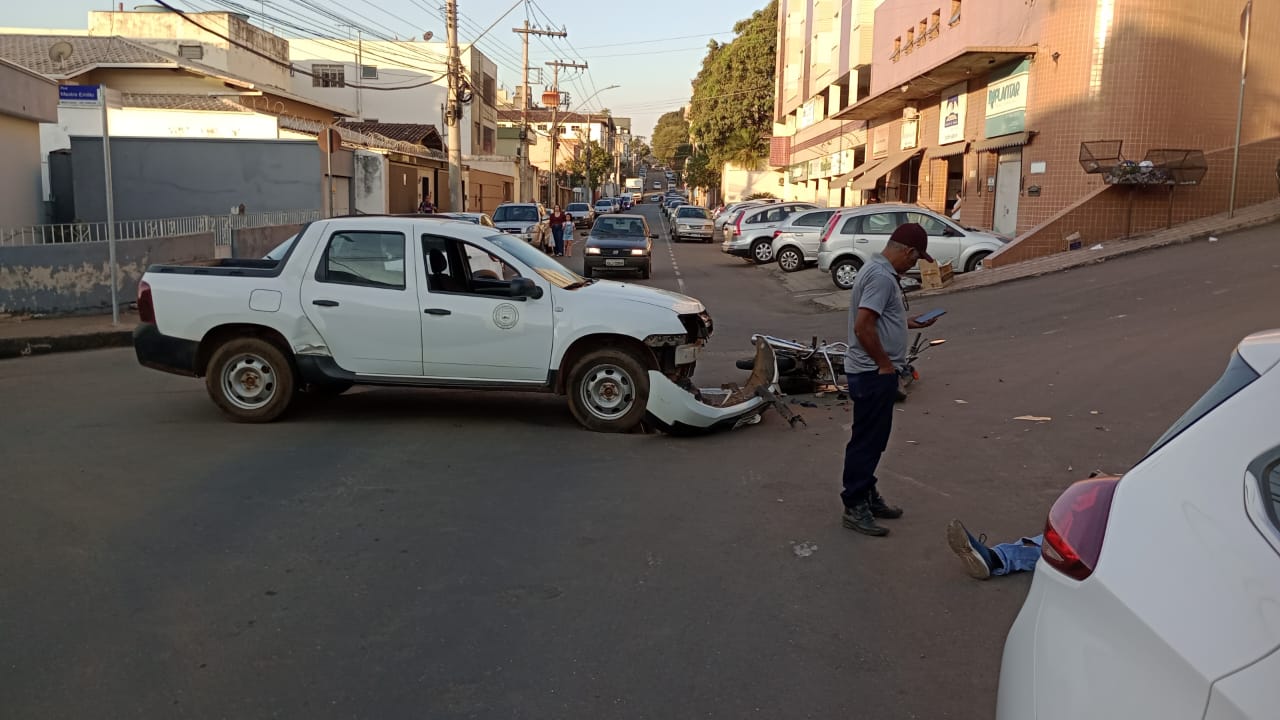 motocicleta-e-atingida-por-carro-na-rua-dona-modestina