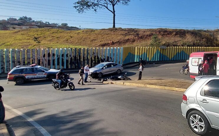 motociclista-e-socorrido-apos-batida-de-frente-com-carro